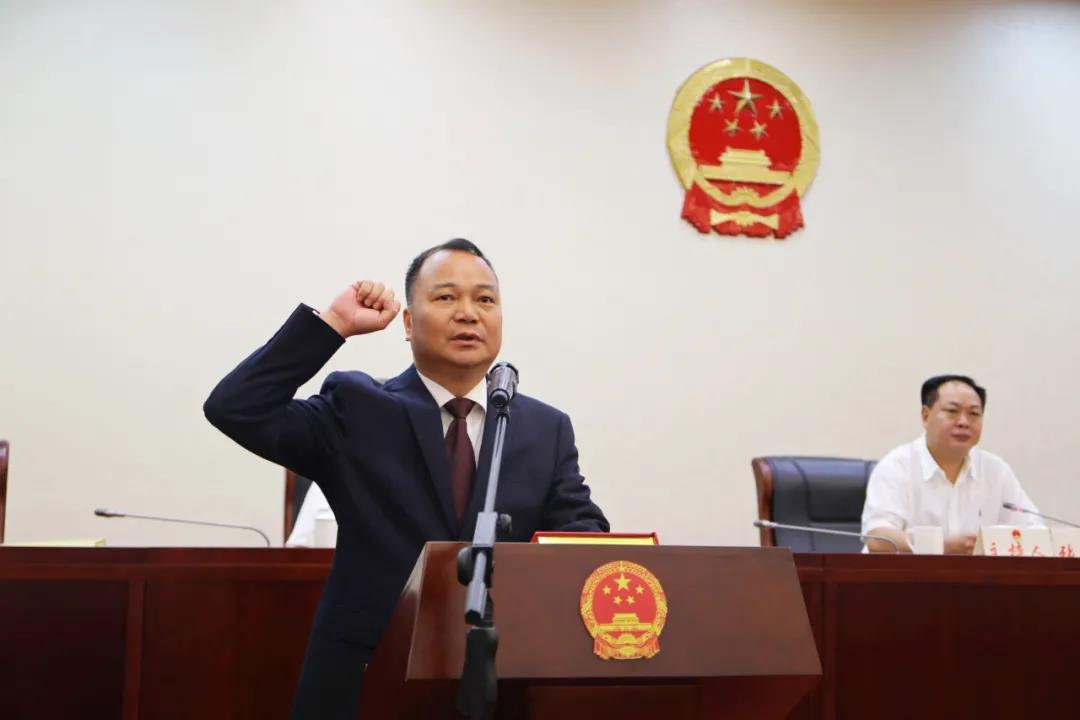 决定任命廖深洪为龙岩市人民政府副市长,市人大常委会主任张天洲向
